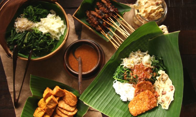 Rasanya Bikin Laper, Warung Vika di Cilacap yang Selalu Menyapa